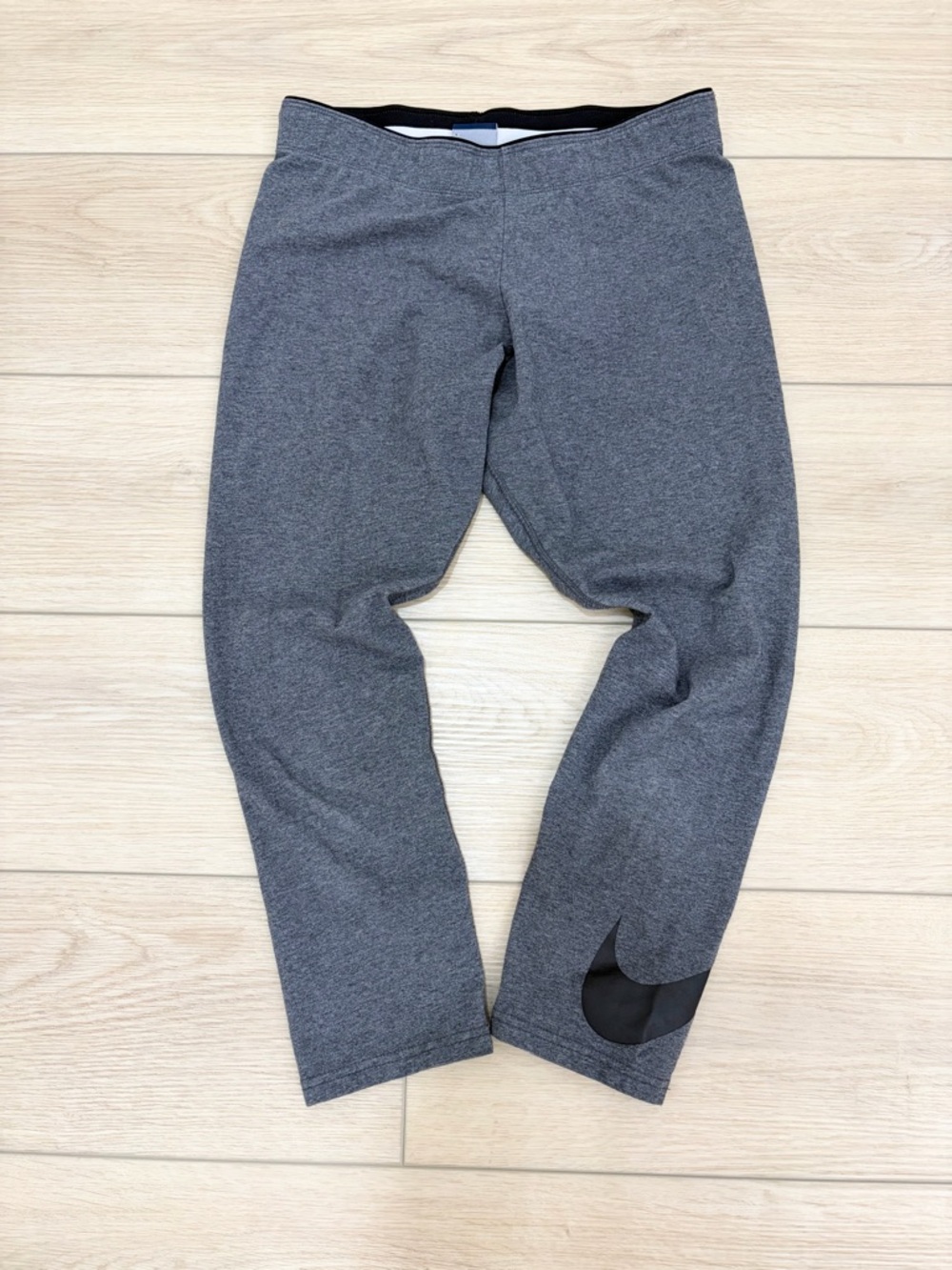 Nike Y2K Gray Yoga Athletic Capri 
Leggings with Black Swoosh Logo. Size Medium